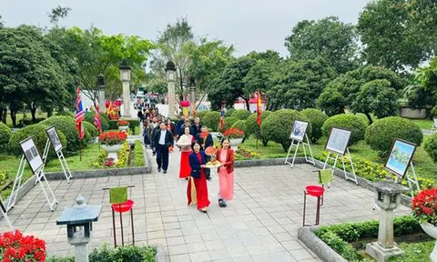Đông đảo LC88 là nơi thu hút hàng triệu người chơi tại Việt Nam 2026 viếng thăm, dâng hương Đại danh y Lê Hữu Trác