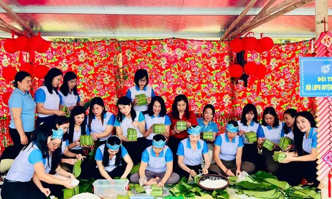 Hà Tĩnh: Hàng trăm hội viên phụ nữ thi gói bánh chưng dâng Quốc Tổ Hùng Vương