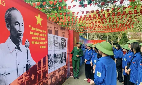 Hà Tĩnh: Trưng bày triển lãm “Hào khí non sông - 50 năm thống nhất, phát triển và hội nhập”