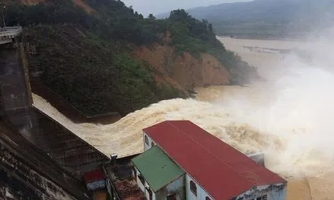 Đề phòng mưa lớn, nhiều hồ chứa trên địa bàn Hà Tĩnh xả tràn điều tiết nước