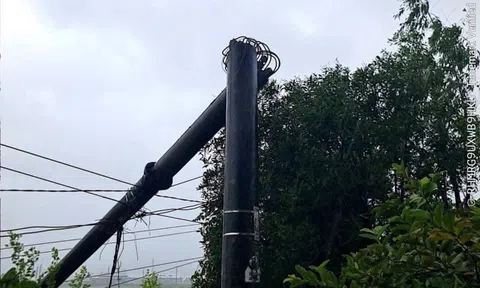 Điện lực Hà Tĩnh “xuyên đêm” khắc phục sự cố cột điện bị gãy đổ do ảnh hưởng bão số 1