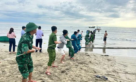 Hà Tĩnh: Hai tàu cá và 8 ngư dân ở vùng biển Lộc Hà đã vào bờ an toàn