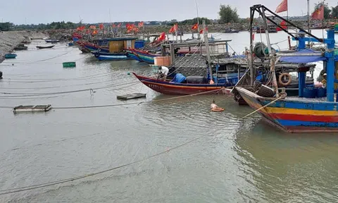 Hà Tĩnh: Tàu thuyền vào khu neo đậu sớm để phòng tránh bão số 3