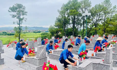 Hà Tĩnh: Linh thiêng hàng ngàn ngọn nến, đóa hoa tri ân các anh hùng liệt sĩ.