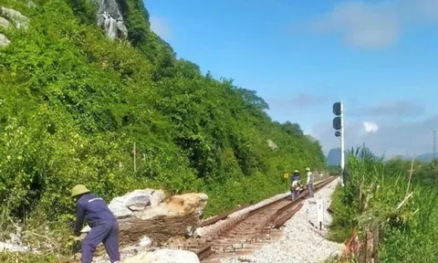 Khắc phục sự cố sạt lở đá làm biến dạng đường sắt Bắc - Nam đoạn qua Quảng Trị
