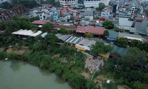 Long Biên - Hà Nội: Ai chống lưng cho BQL chợ ẩm thực Ngọc Lâm “băm nát” hành lang thoát lũ sông Hồng?
