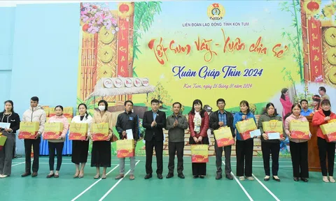 Chủ tịch Hội đồng Dân tộc thăm, tặng quà cho người Lc888 Thể Thao Link Mới khó khăn tại Kon Tum
