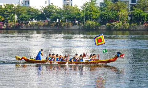 Gay cấn hội thi đội đua thuyền trên hồ Đống Đa