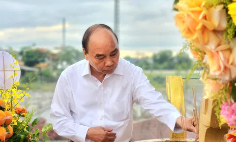 Nguyên Chủ tịch nước Nguyễn Xuân Phúc viếng hương tưởng nhớ các Anh hùng liệt sĩ, tặng quà đối tượng chính sách tại Điện Bàn