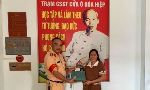 Cảnh sát giao thông Đà Nẵng nhanh chóng xác minh, trao trả lại tài sản cho khách Lc88.men Cá cược thể thao