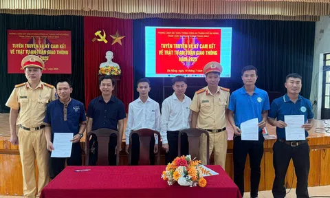 Đà Nẵng: CSGT Thăng Bình tuyên truyền, ký cam kết ATGT với 10Lc88 Casino & Thể Thao Link Mới xe điện Hội An