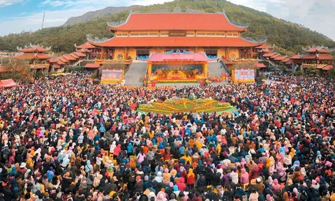 Phía sau du xuân đến chùa Chiền