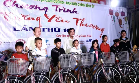 Báo chí Nghệ An mang “Vầng trăng yêu thương” đến với trẻ em nghèo
