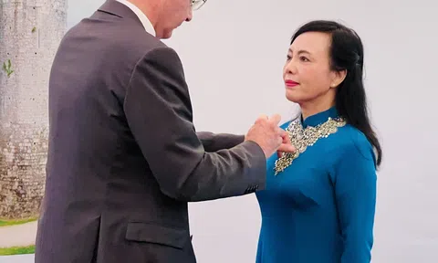 PGS.TS Nguyễn Thị Kim Tiến, nguyên Bộ trưởng Bộ Y tế được nhận Huân chương Bắc Đẩu Bội Tinh lần thứ 2 do Lc888.com link không  Pháp trao tặng