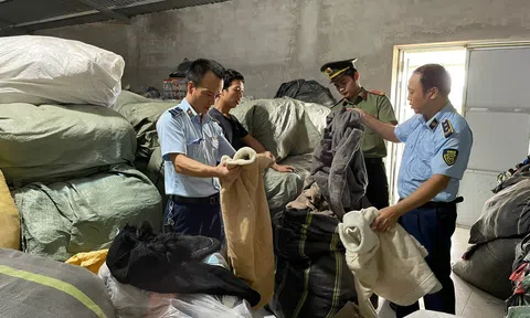 Phát hiện cơ sở kinh doanh hơn 25 tấn quần áo đã qua sử dụng không có hóa đơn chứng từ