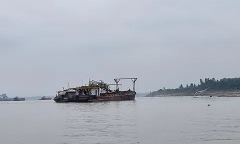 Hà Nội: Phát hiện 2 tàu hút cát có dấu hiệu khai thác trái phép
