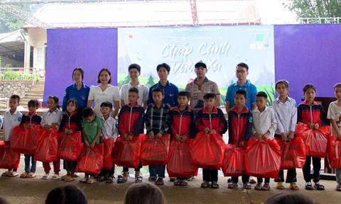 Chương trình "Tình Nguyện Vùng Cao” trao tặng 180 suất quà cho các em học sinh nghèo tại Sơn La