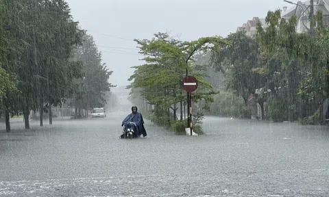 Thời tiết ngày 13/6: Các tỉnh Trung Trung Bộ mưa to như "trút nước"
