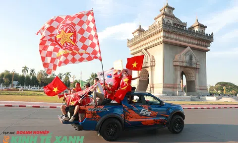 Cổ động viên Việt Nam nhuộm đỏ thủ đô Viêng Chăn, Lào