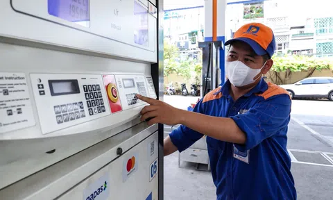 Giá xăng dầu hôm nay 3/10/2025: Thế giới giảm mạnh, trong nước tăng nhẹ