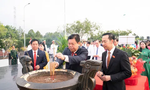 Đoàn đại biểu dự Đại hội Đảng bộ tỉnh An Giang lần thứ I, nhiệm kỳ 2025 - 2030 viếng Nghĩa trang liệt sĩ tỉnh