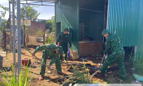 Đồn Biên phòng Ia Púch thần tốc giúp dân khắc phục hậu quả bão số 13
