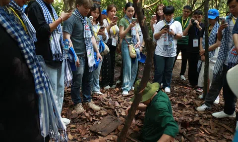 Thanh thiếu niên kiều bào Thái Lan về nguồn, cảm nhận hào khí 50 năm Giải phóng miền Nam
