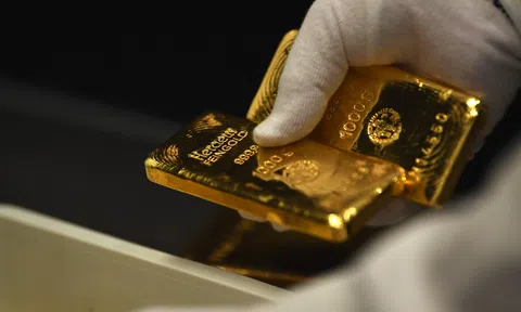 Đồng USD mạnh lên gây áp lực lên vàng